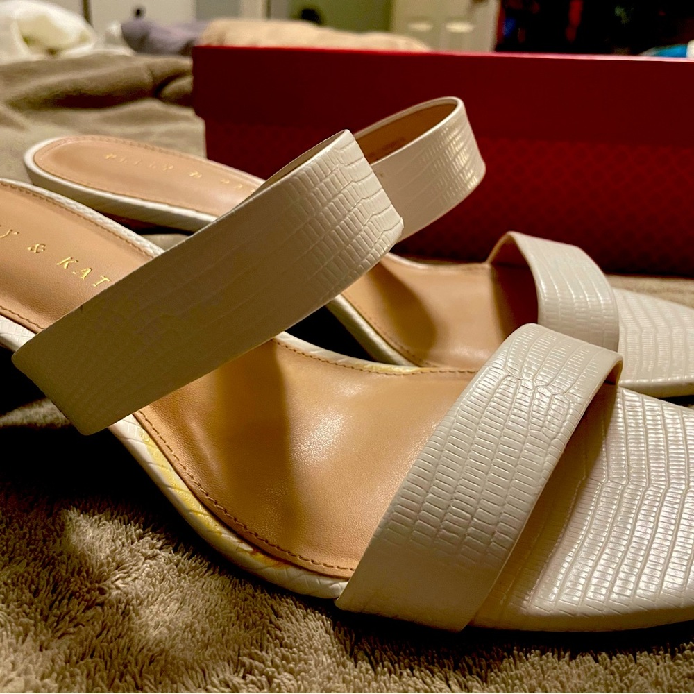 Katie & Kelly Cream Sandal, size 8.5